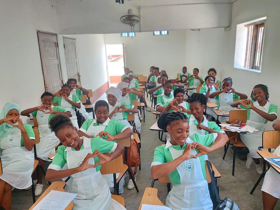 Estudantes em um ambiente de aprendizado moderno